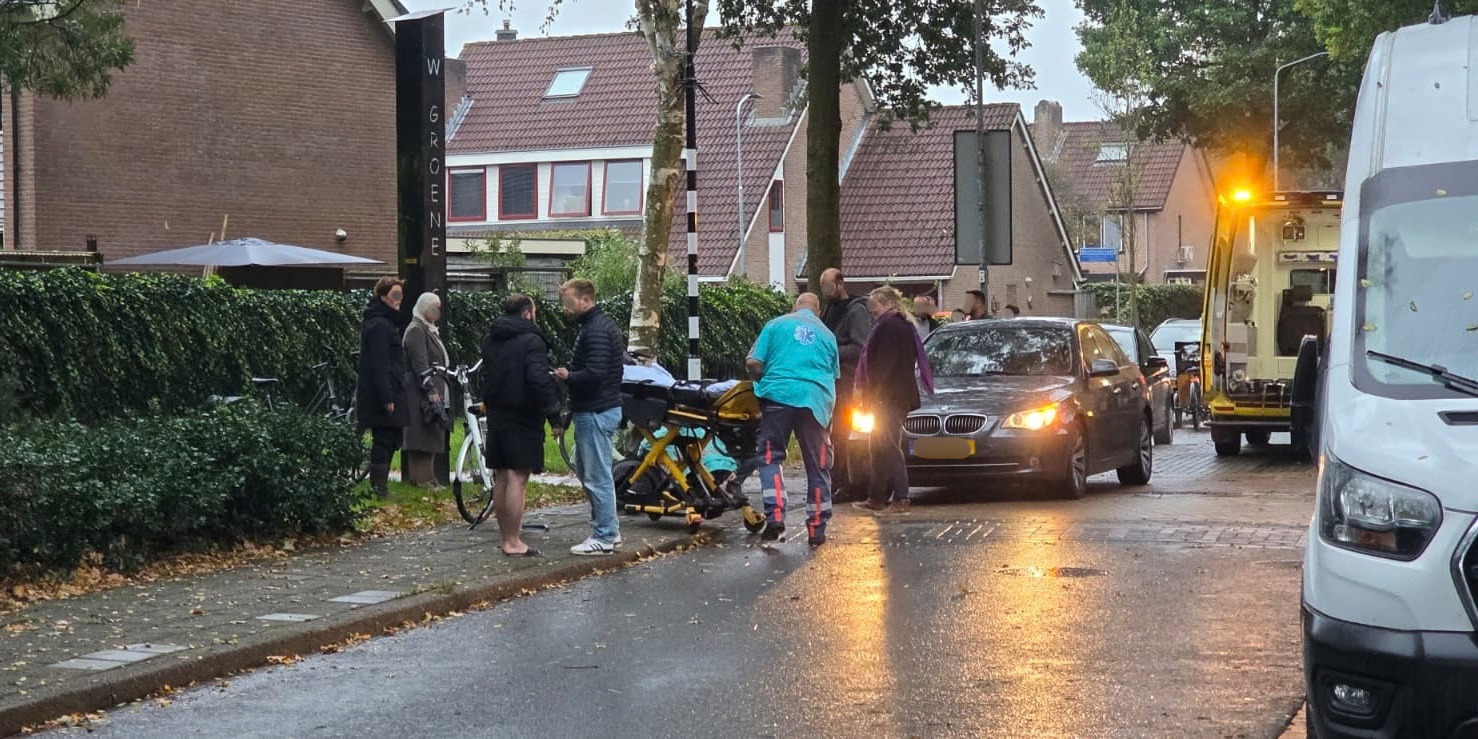 Foto: Opstootje na aanrijding van vrouw op zebrapad in Putten