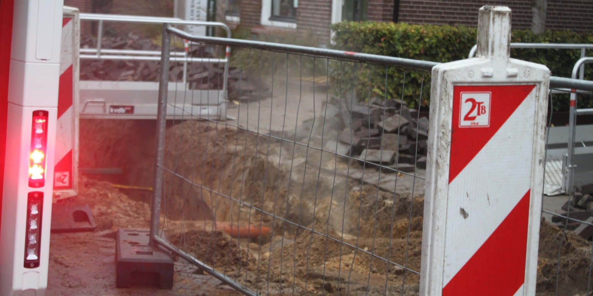 Foto: Gas ontsnapt uit beschadigde leiding in centrum Putten