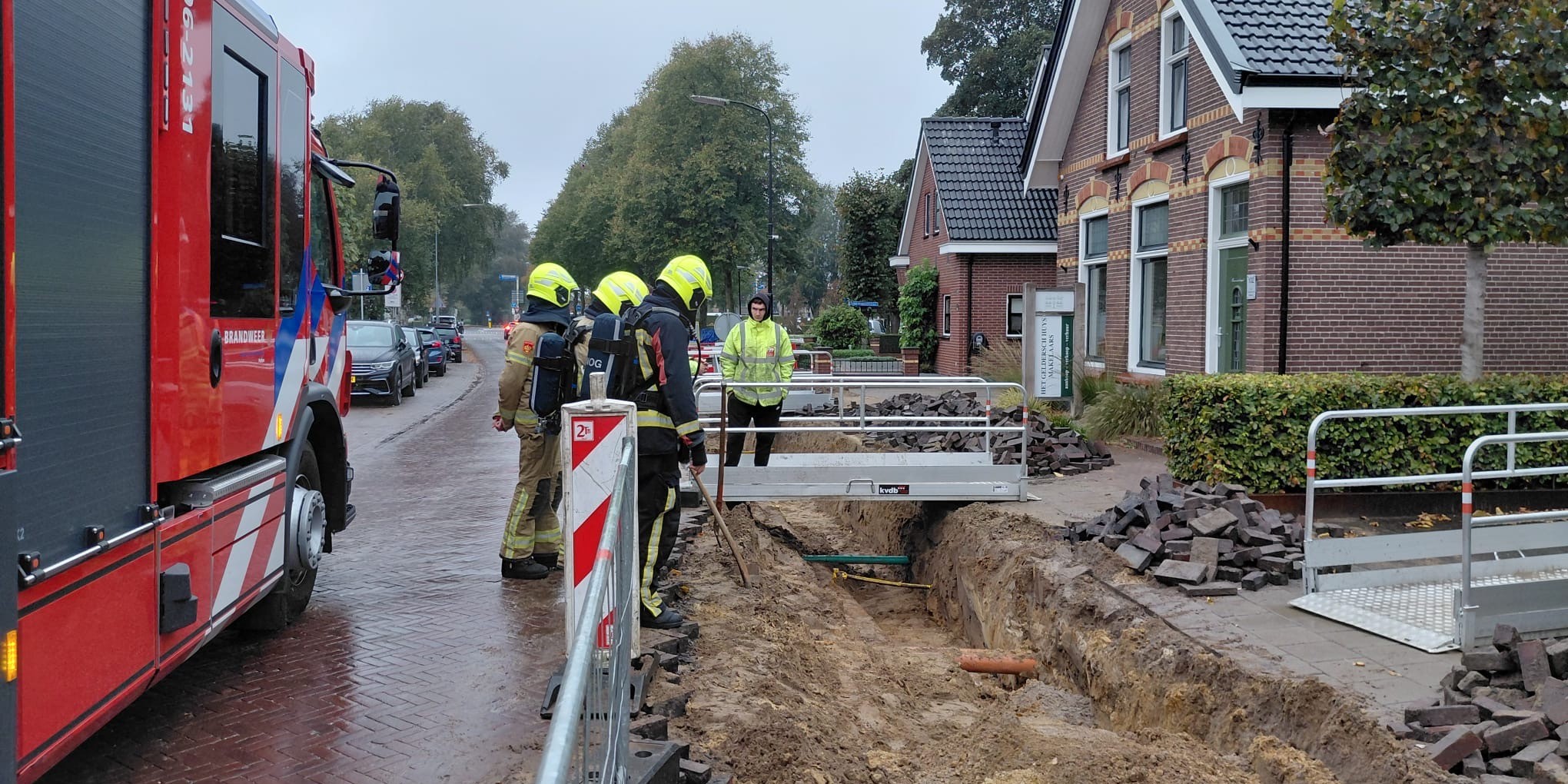 Foto: Gas ontsnapt uit beschadigde leiding in centrum Putten