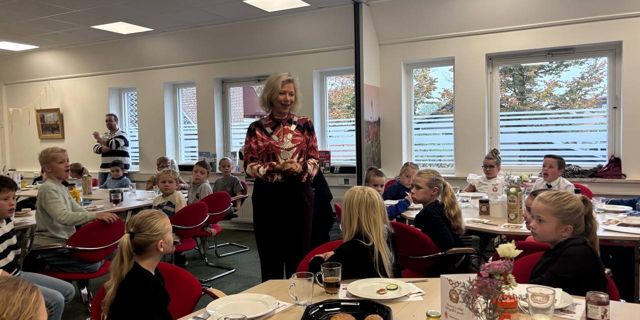 Foto: Politiek op het menu? Deze kinderen schoven aan bij het ontbijt