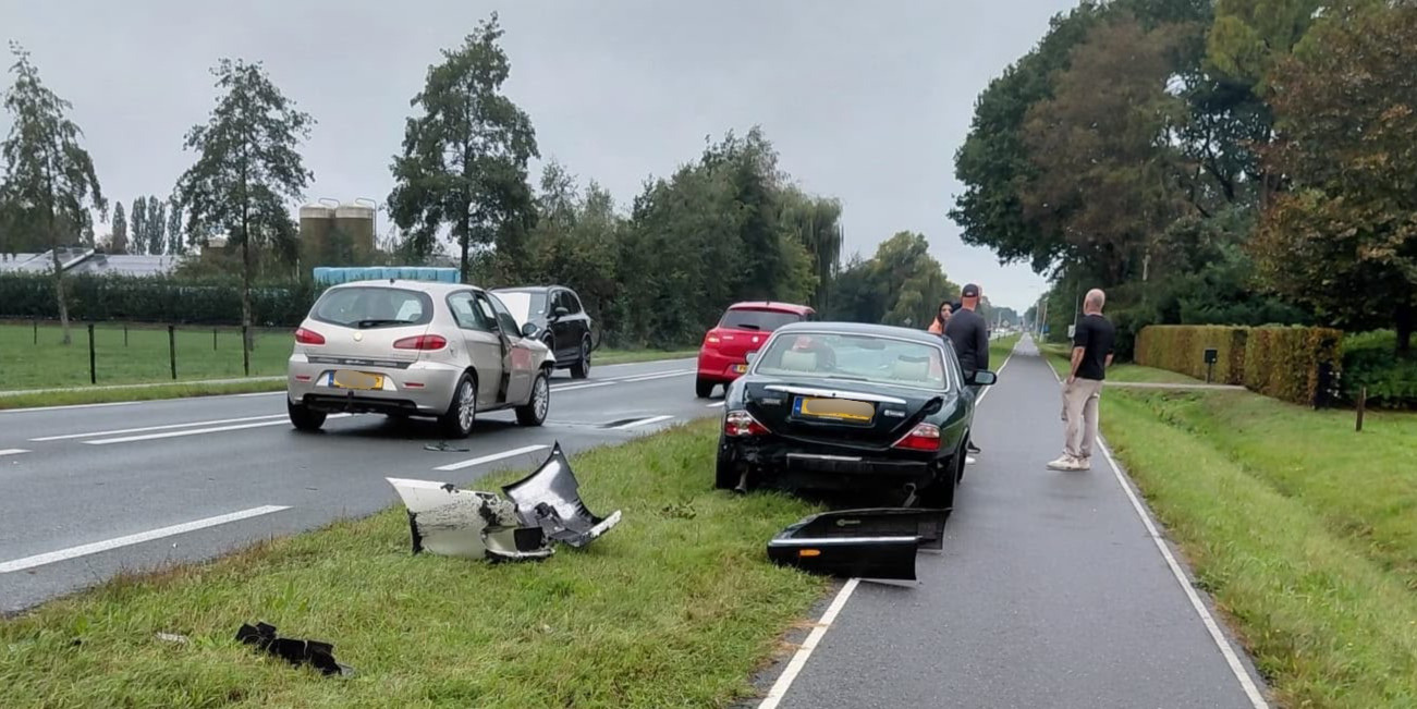 Foto: Twee voertuigen botsen op Nijkerkerstraat tussen Putten en Nijkerk