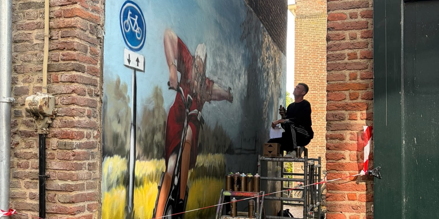 Foto: Graffitibroers brengen schilderij Van Dokkum tot leven: ‘Je wilt die plank niet misslaan’