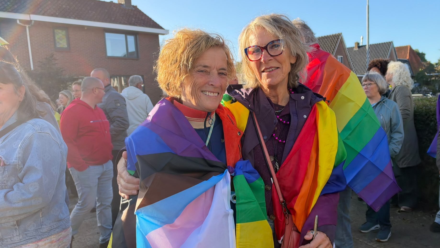 Foto: Honderden regenboogvlaggen gehesen in Oldebroek na schrappen LHBTIQIA+-beleid: ‘Uit liefde en solidariteit’