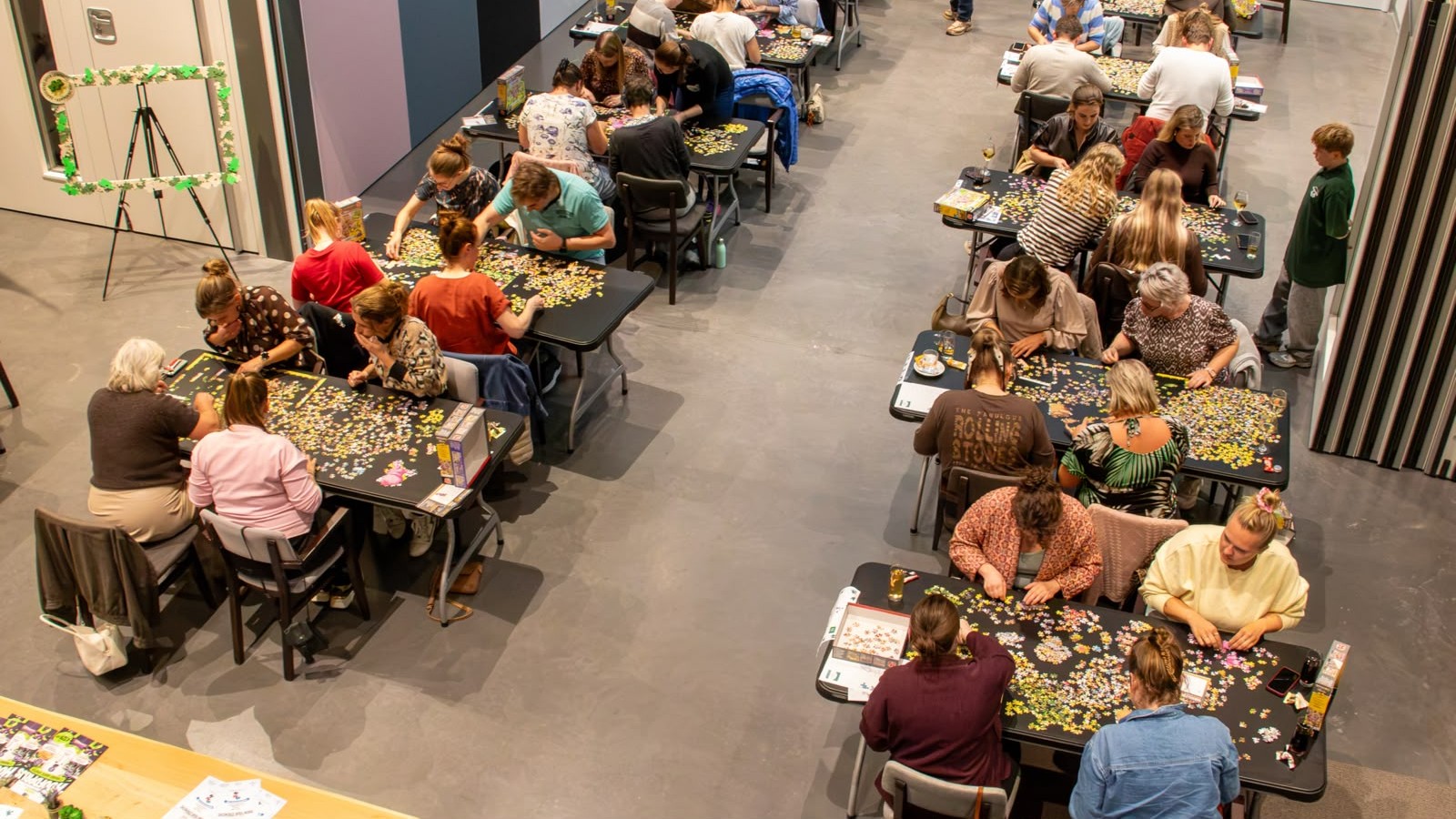 Foto: Geen tijd om te kletsen: fanatieke puzzelaars strijden tijdens kampioenschap in Garderen