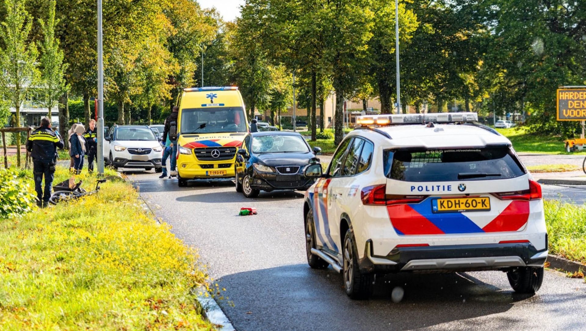 Foto: Fietsster gewond bij aanrijding in Harderwijk, trauma-arts rijdt mee