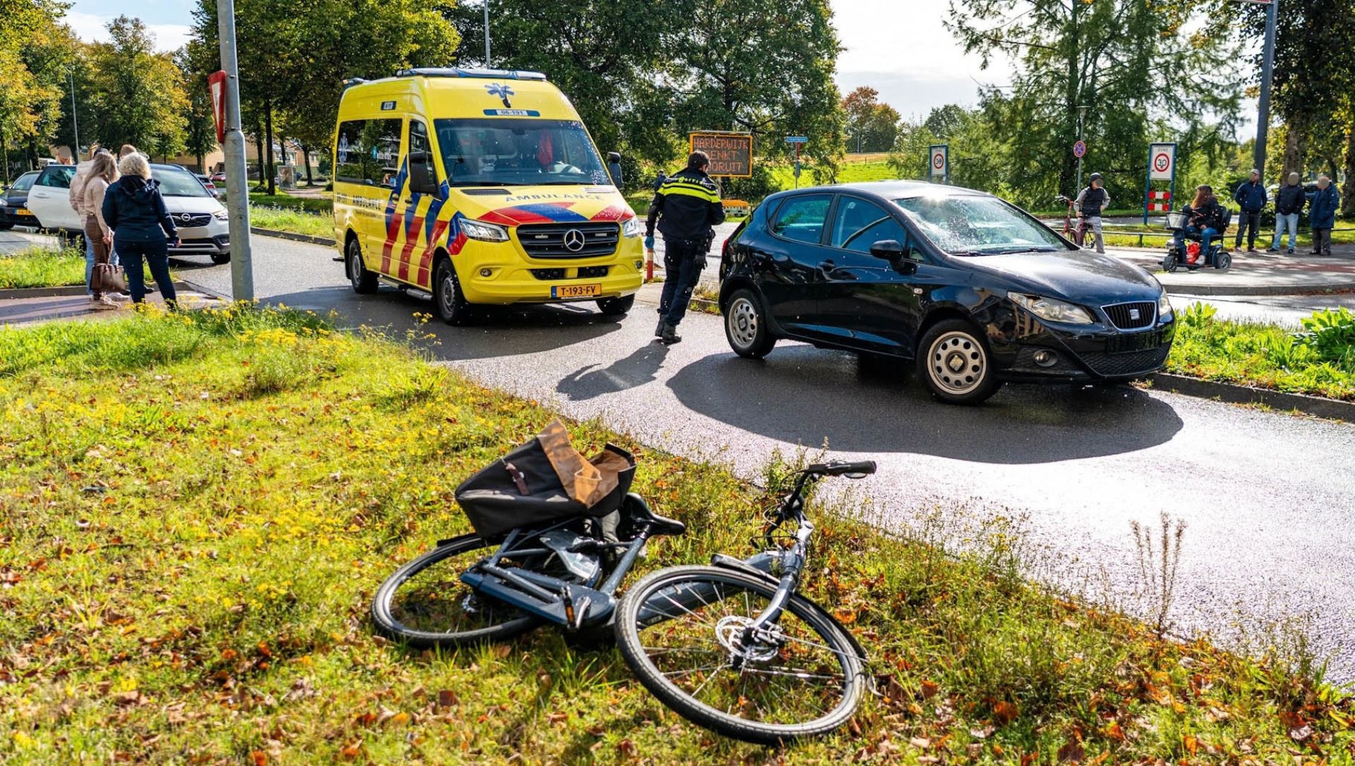 Foto: Fietsster gewond bij aanrijding in Harderwijk, trauma-arts rijdt mee