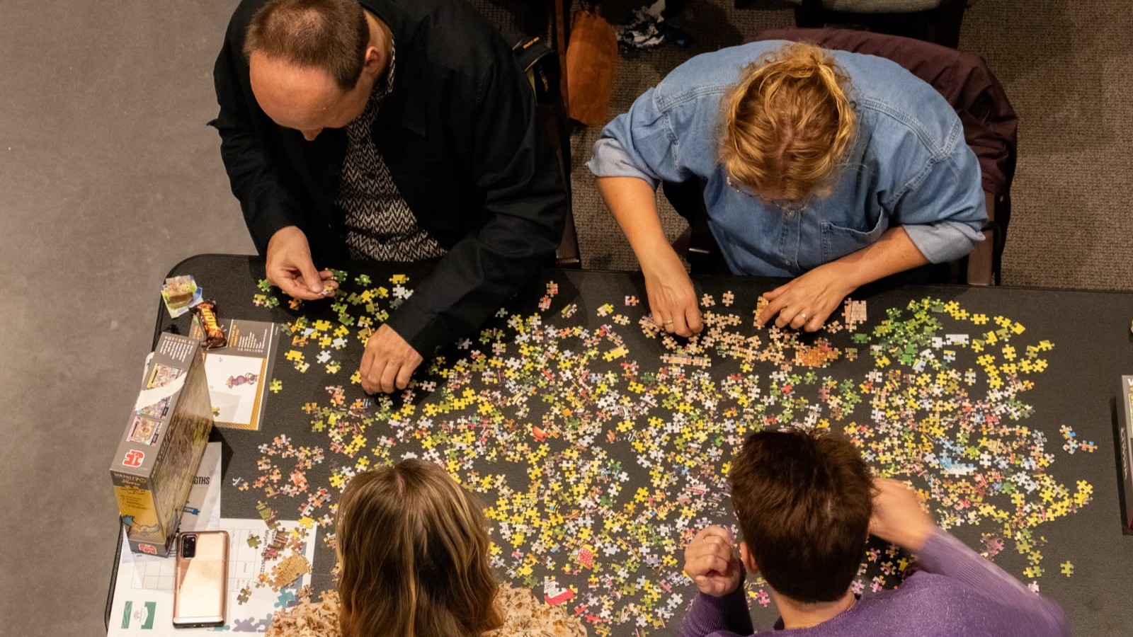Foto: Geen tijd om te kletsen: fanatieke puzzelaars strijden tijdens kampioenschap in Garderen