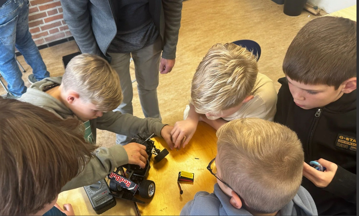 Foto: Groep 8 uit Oosterwolde hoopt met Repair Café eerste plaats vast te houden
