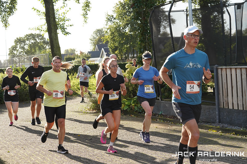 Foto: Sportieve en zonnige editie van Run Oldebroek brengt jong en oud in beweging