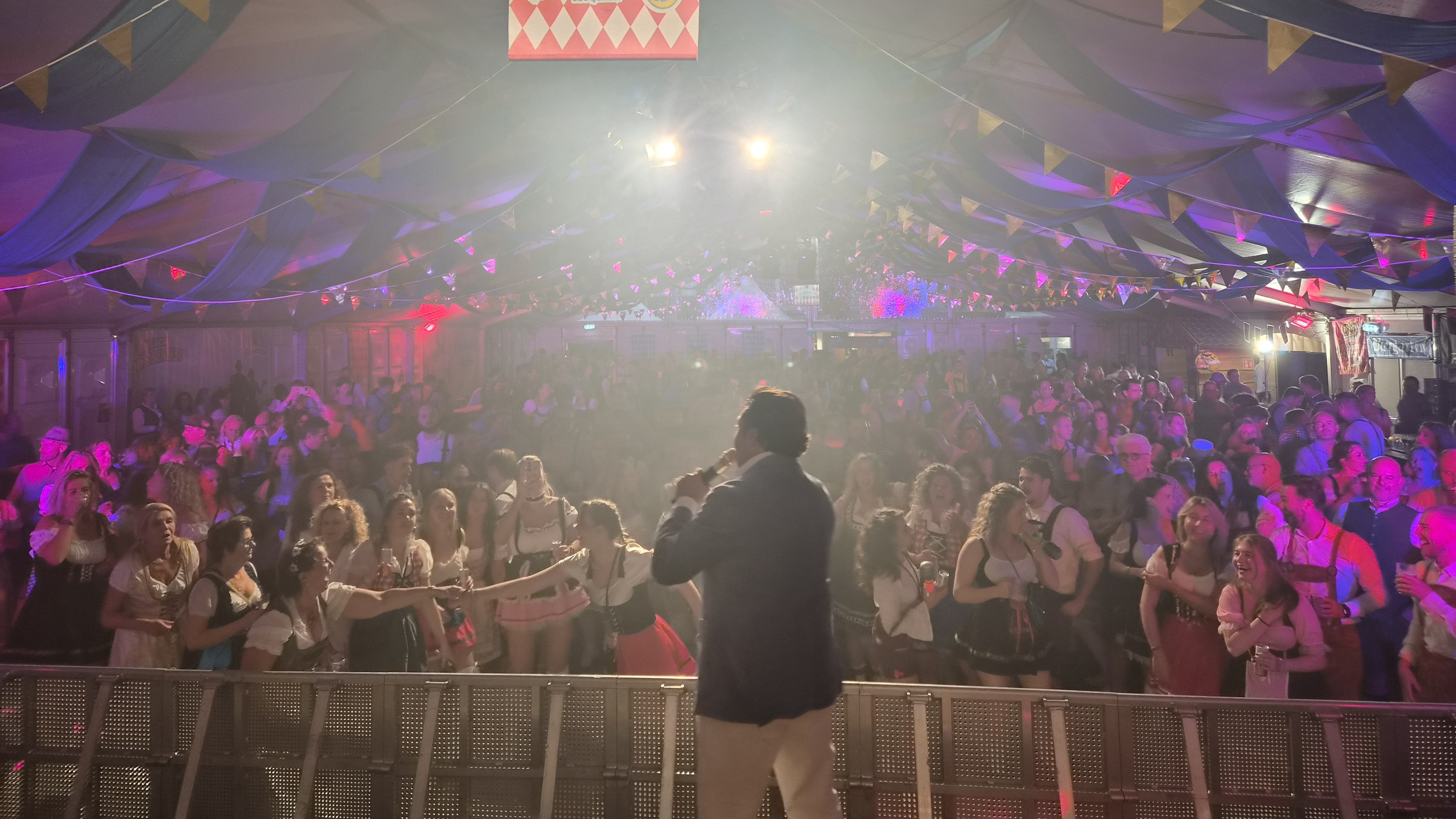 Foto: Oktoberfest Nunspeet trekt 700 bezoekers: 'Niet meer leeg geweest'