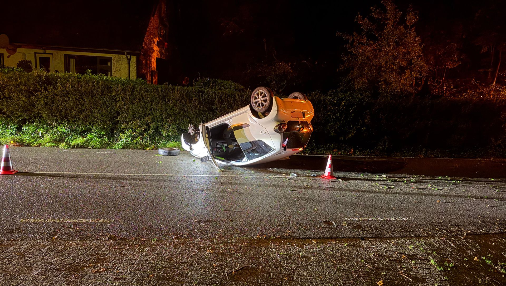 Foto: Auto slaat over de kop op Koningsweg bij Garderen
