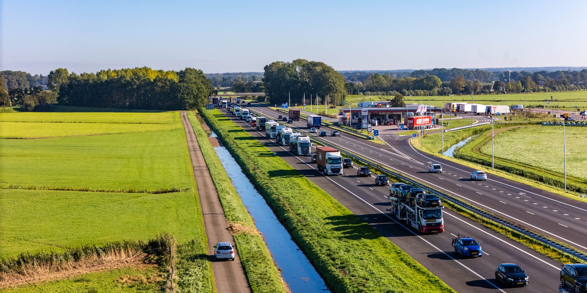 Foto: Aanrijding op A28 zorgt voor file tussen Putten en Nijkerk