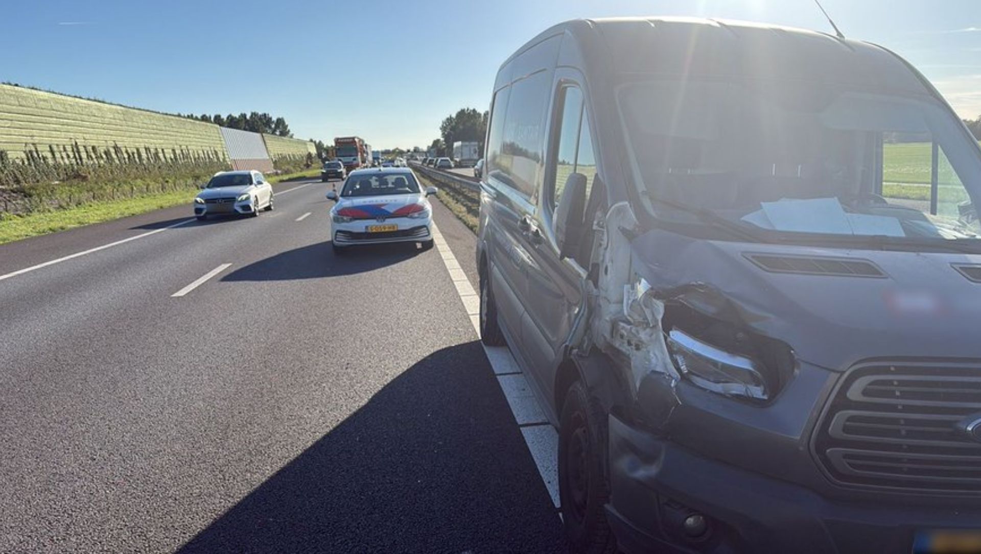 Foto: Uur vertraging op A28 bij Nijkerk door ongeval