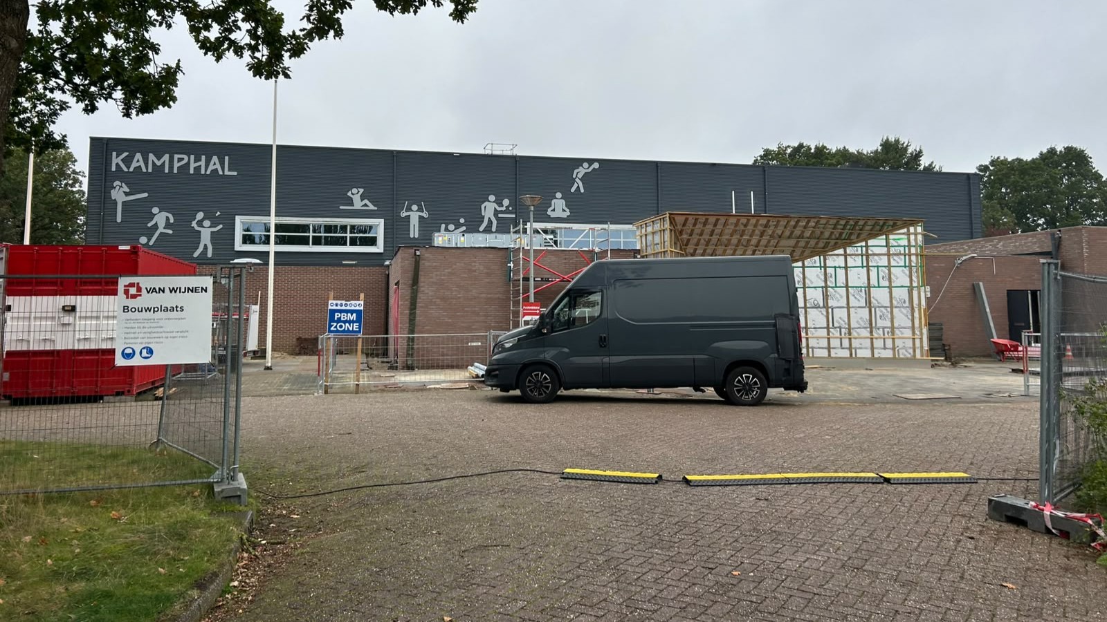 Foto: Fout in tekeningen houdt sportclubs langer uit Kamphal