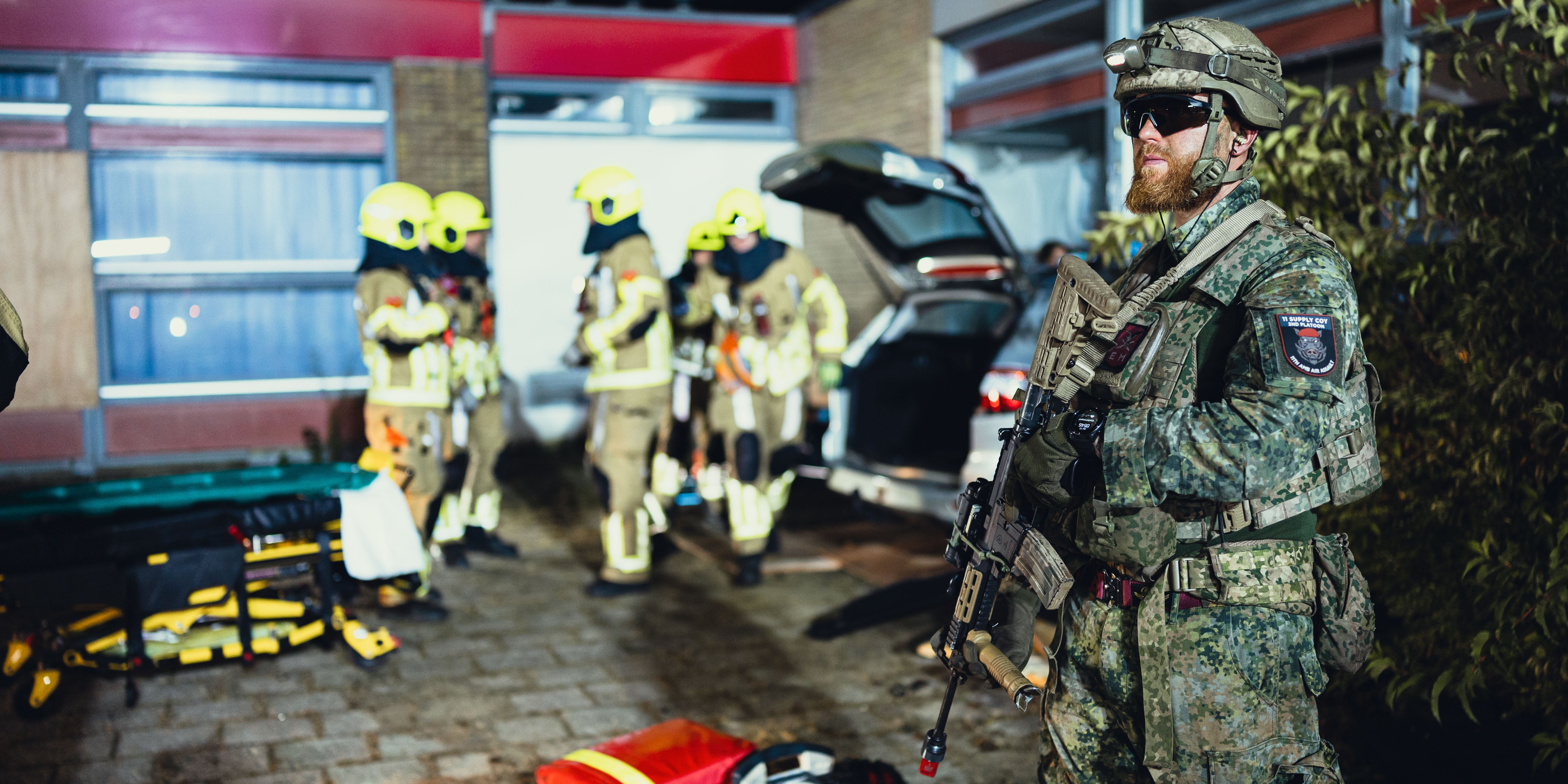 Foto: Militairen oefenen midden in woonwijk Barneveld: ‘Dat maakt het extra realistisch’