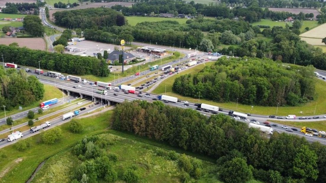 Foto: Barneveld hoopt op bredere A1: ‘Op een dinsdag en donderdag sta je al snel drie kwartier in de file’