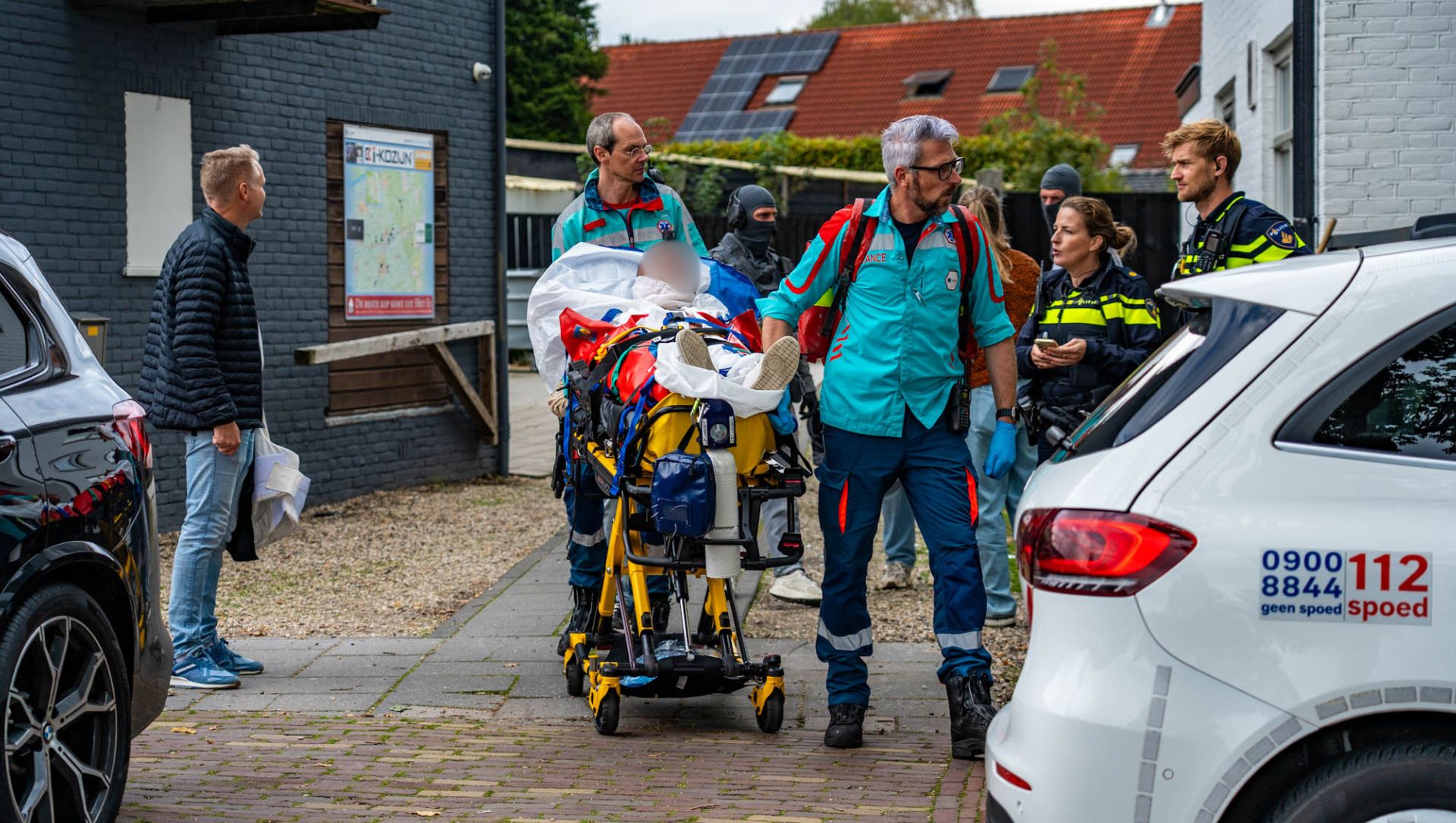 Foto: Man aangehouden na inval met harde knallen in woning Garderen