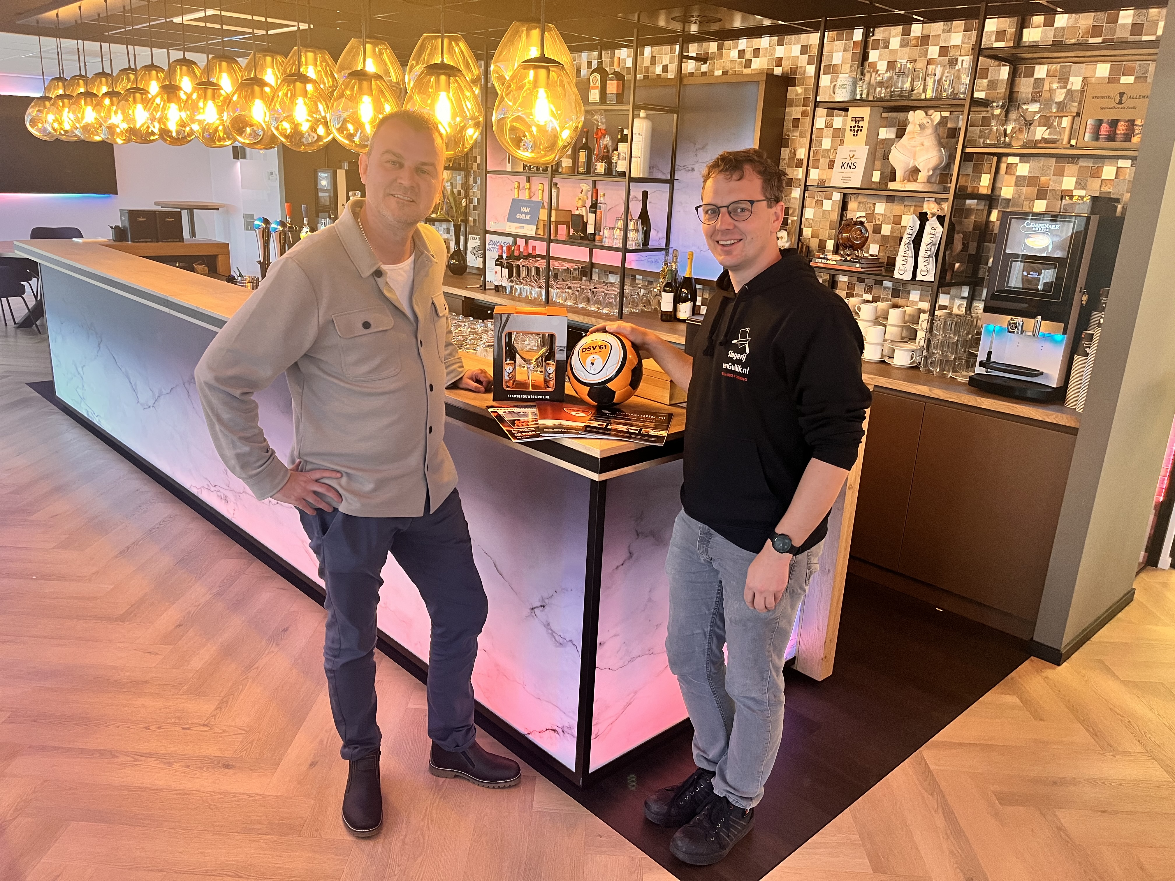 Foto: Van Guilik BBQ en Catering verlengt sponsorcontract bij DSV'61
