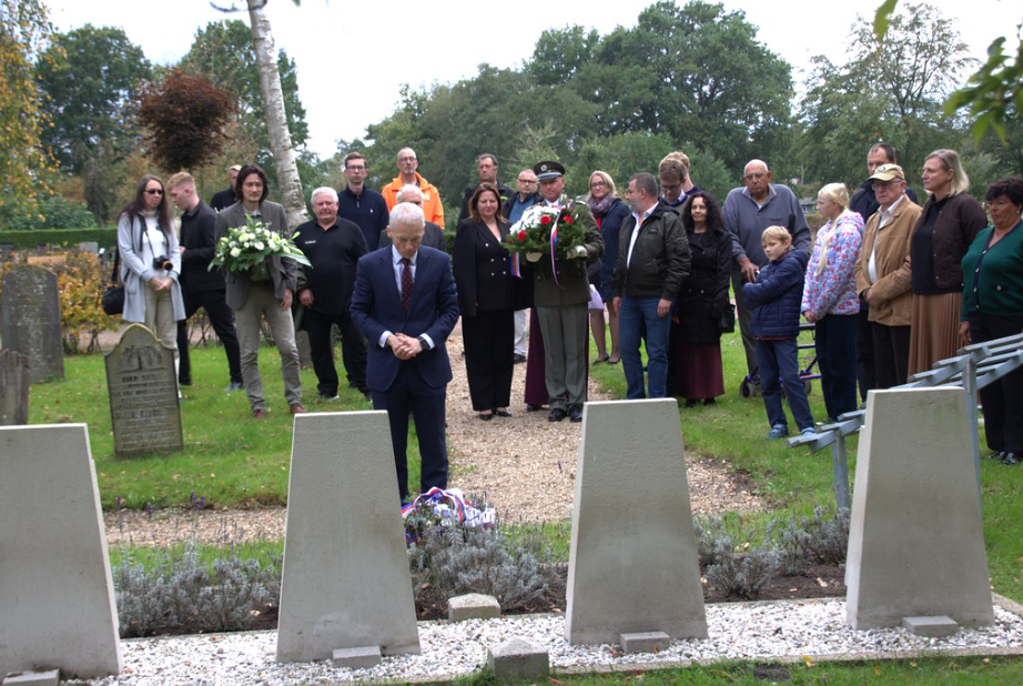 Foto: Tsjechische delegatie en ambassadeur herdenken omgekomen vliegeniers in Oosterwolde