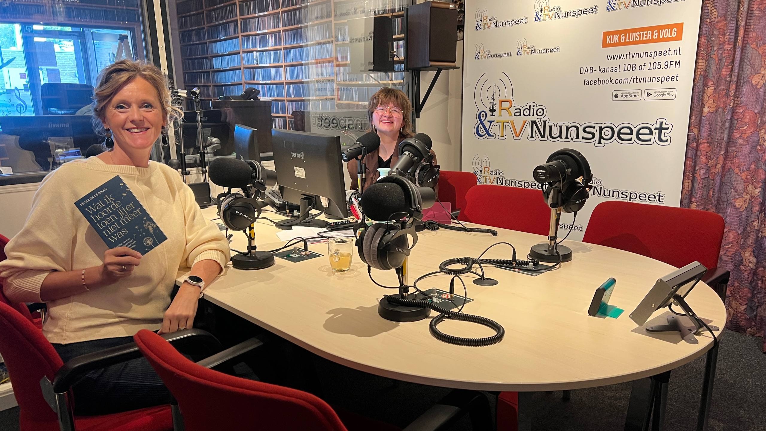 Foto: Uitvaartspreker Reinolda de Bruin bundelt tien levensverhalen: 'De ander op het podium zetten'