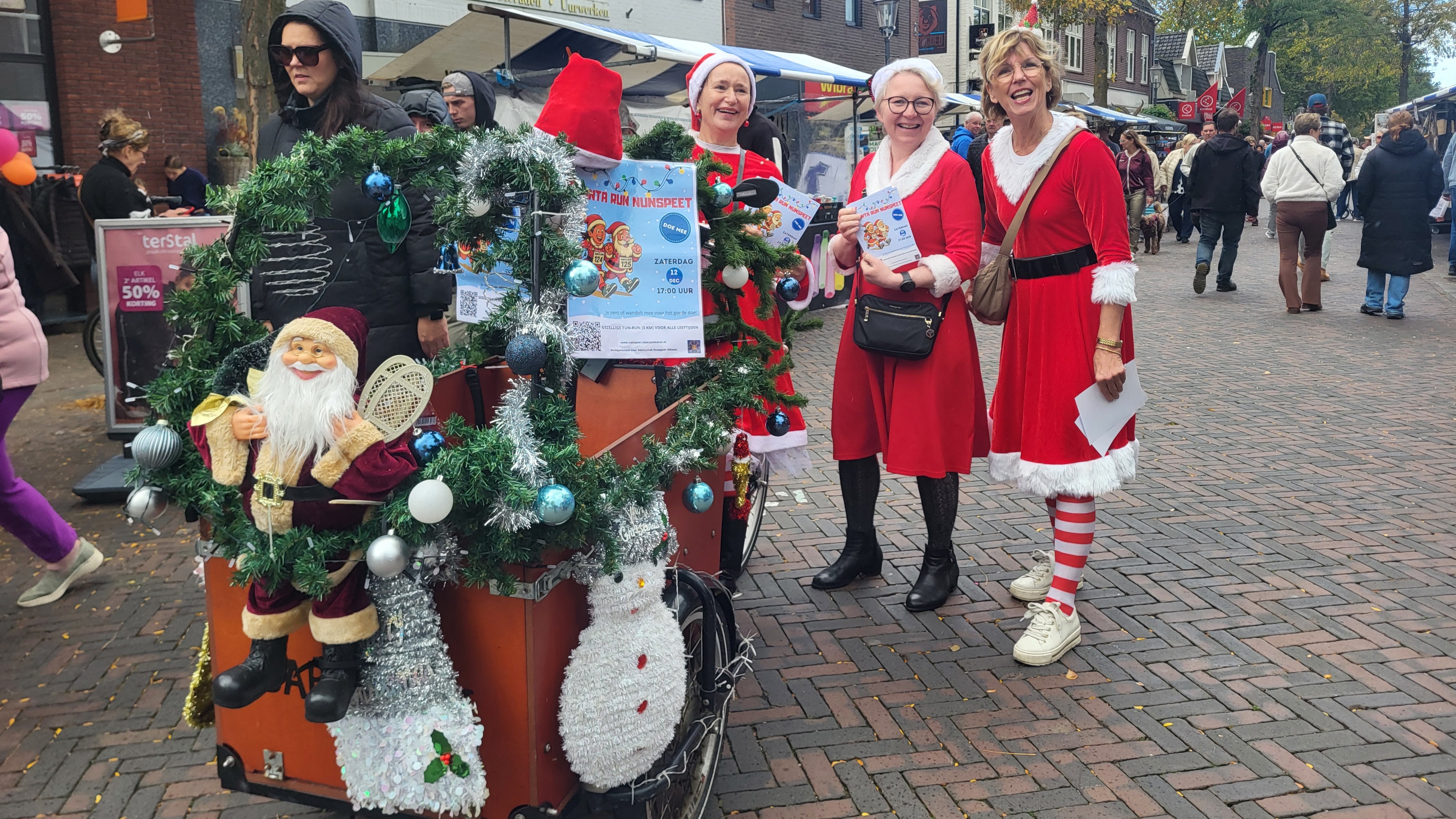 Foto: Sfeerimpressie: Herfstmarkt ondanks weer druk bezocht
