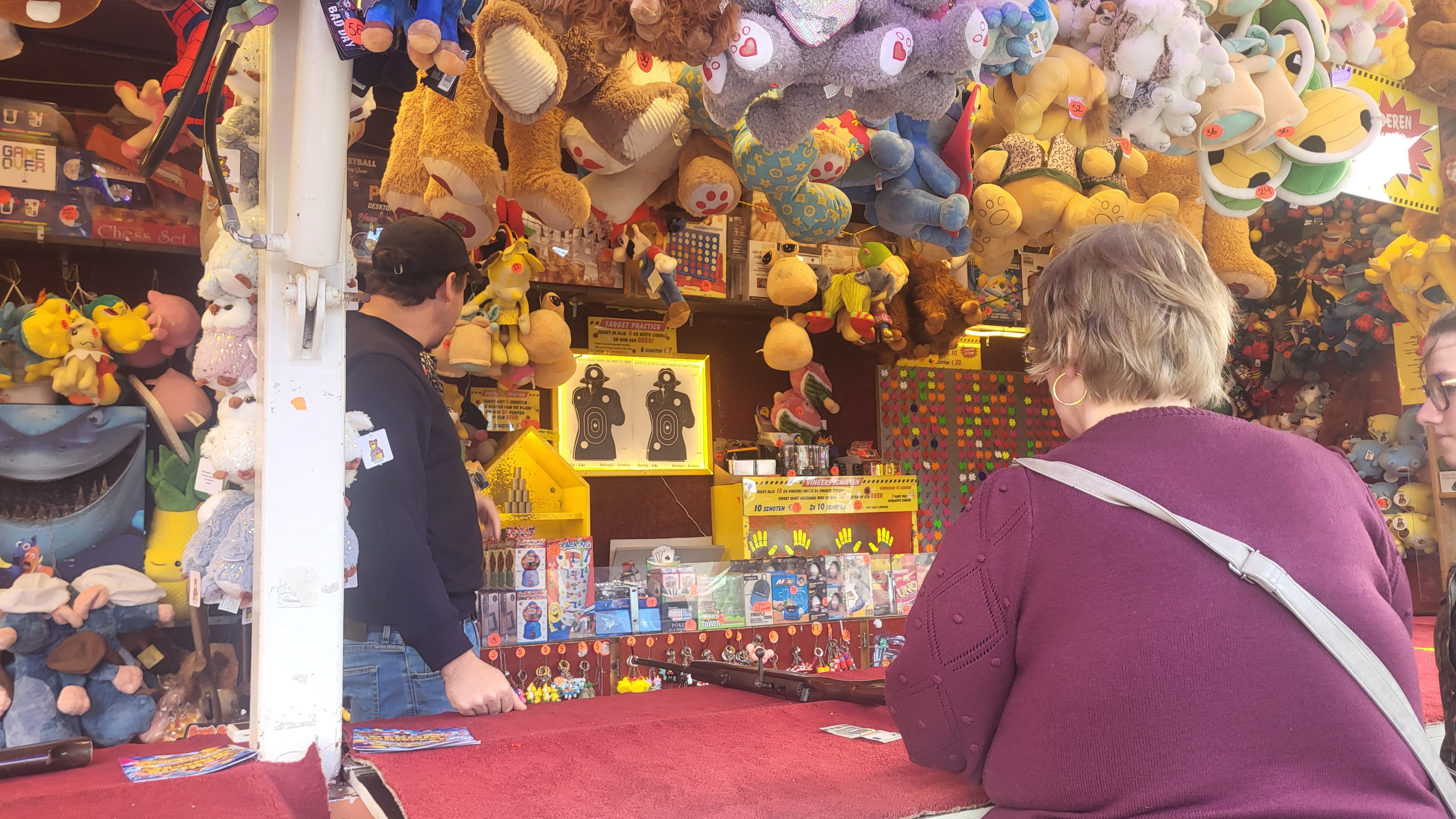 Foto: Achter de schermen bij schiettent kermis Nunspeet