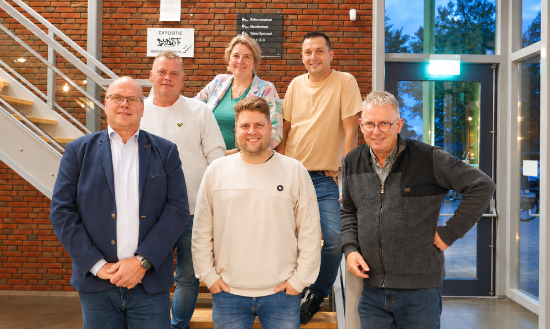 Foto: Reina Bos volgt Adrie Dekker op als voorzitter van Oranjevereniging Oldebroek