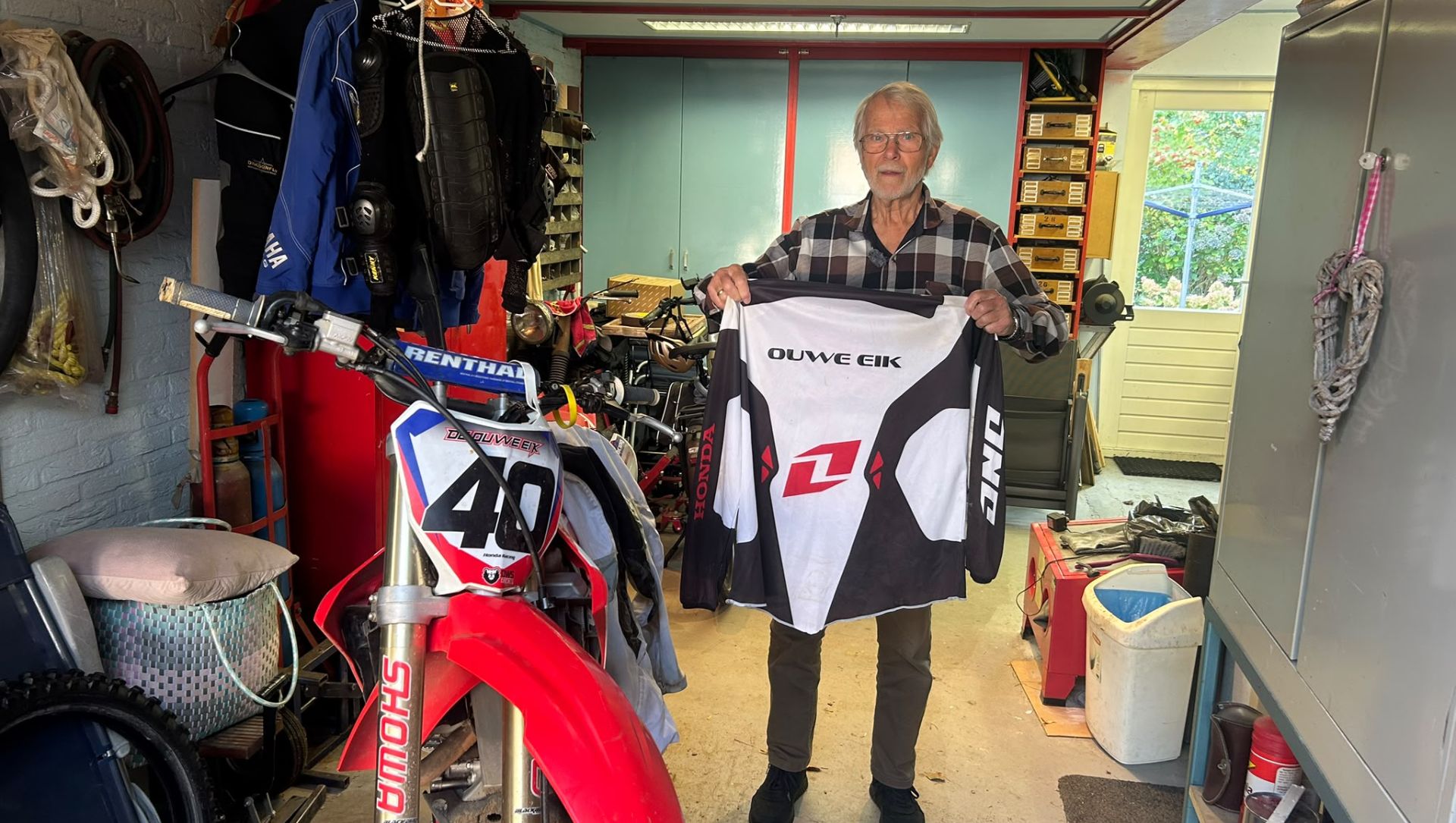 Foto: Willem (80) hangt na bijna vijftig jaar zijn crosspak op