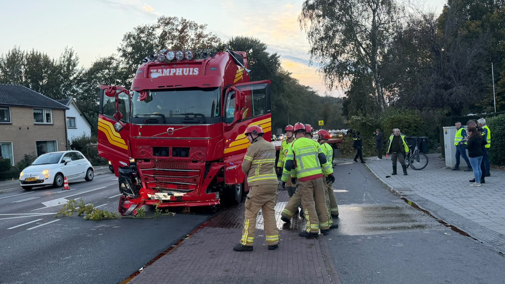 Foto: Vrachtwagenchauffeur wordt onwel en rijdt boom omver in Elburg