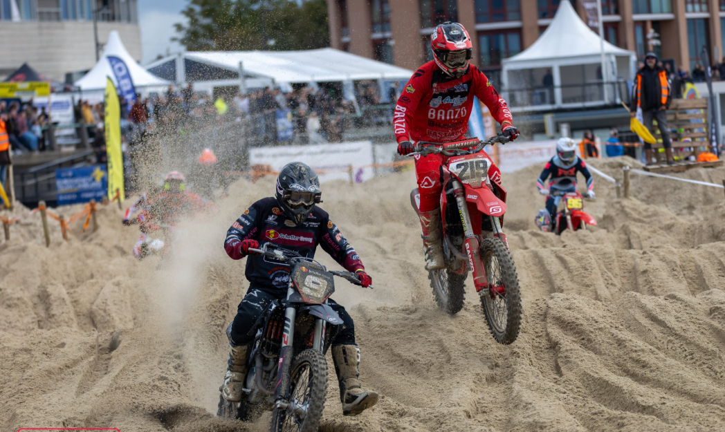 Foto: Scheffer en Leusink strijden om de eer tijdens strandcross in Vlissingen