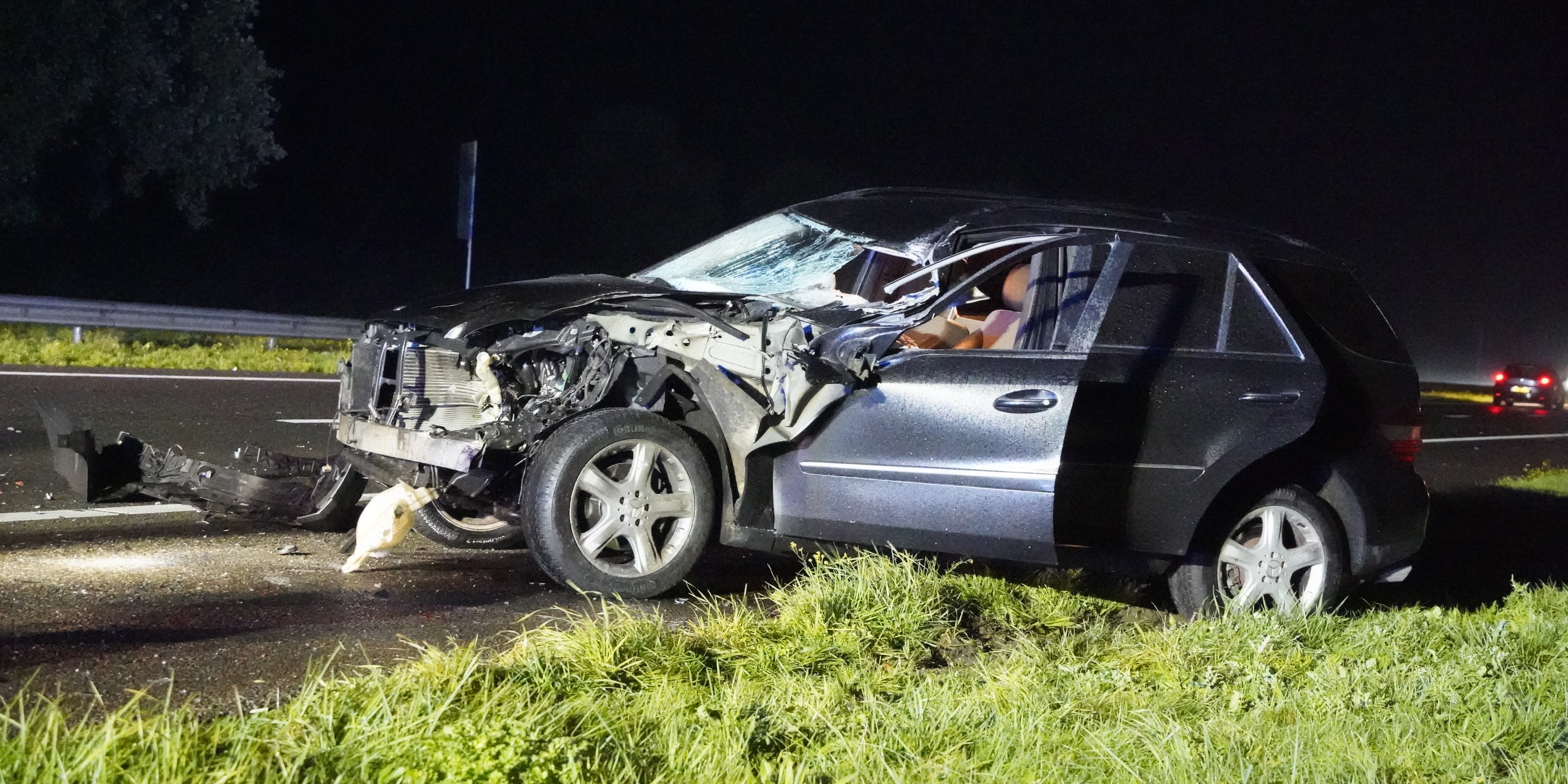 Foto: Automobilist onder invloed botst achterop vrachtwagen op A28 bij Putten