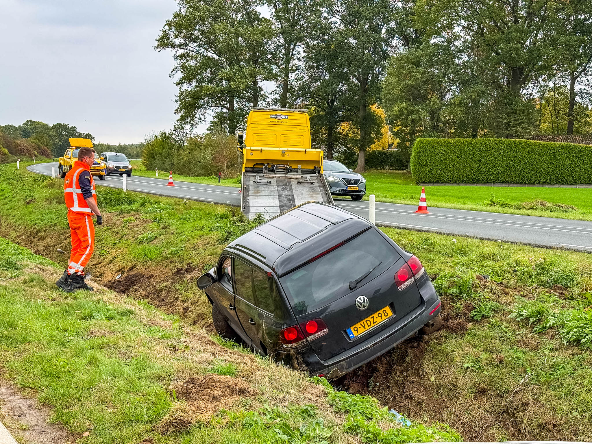 Foto: Auto belandt in greppel langs N303 bij Voorthuizen