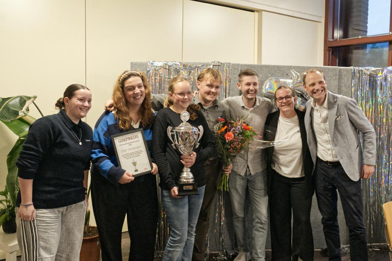 Foto: De jonge mantelzorgers van WIEL winnen de Jan Willem Koopman Trofee