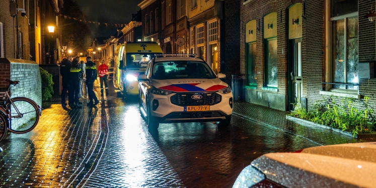 Foto: Persoon naar het ziekenhuis na mogelijke vechtpartij in de Vijhestraat in Harderwijk
