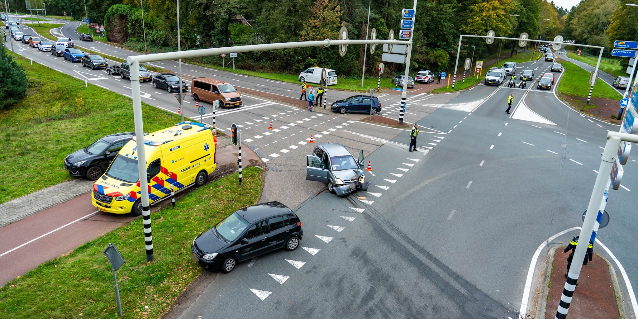 Foto: Flinke verkeershinder na botsing op kruising in Harderwijk