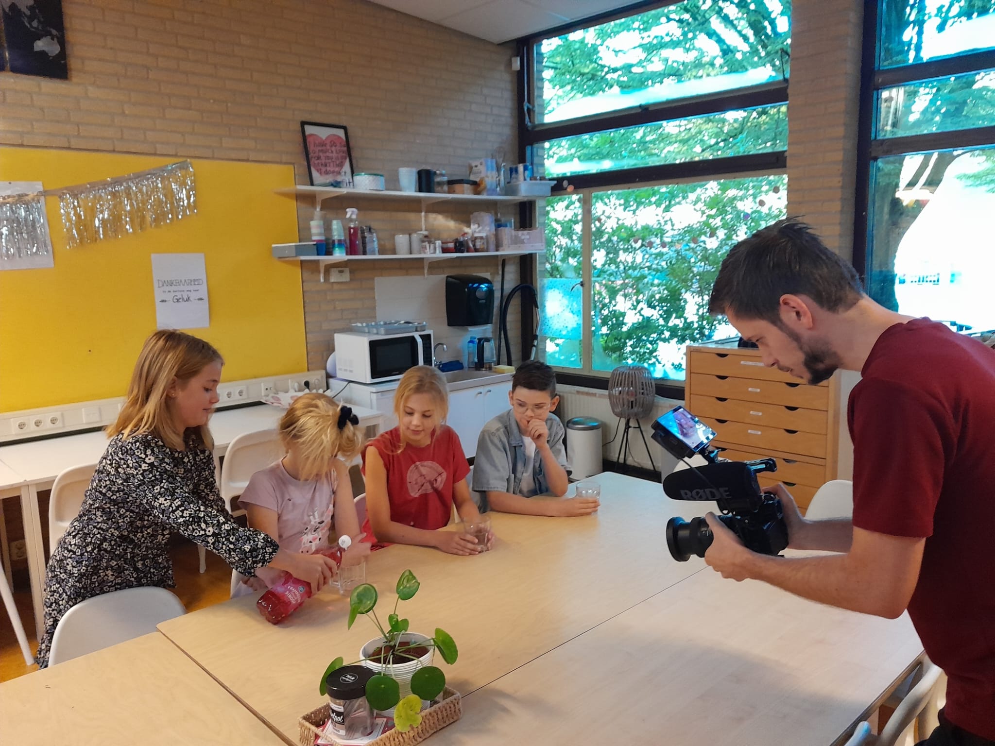 Foto: Sarah-Beth en Nina (11) halen met hun klas alles uit de kast voor bijzondere film
