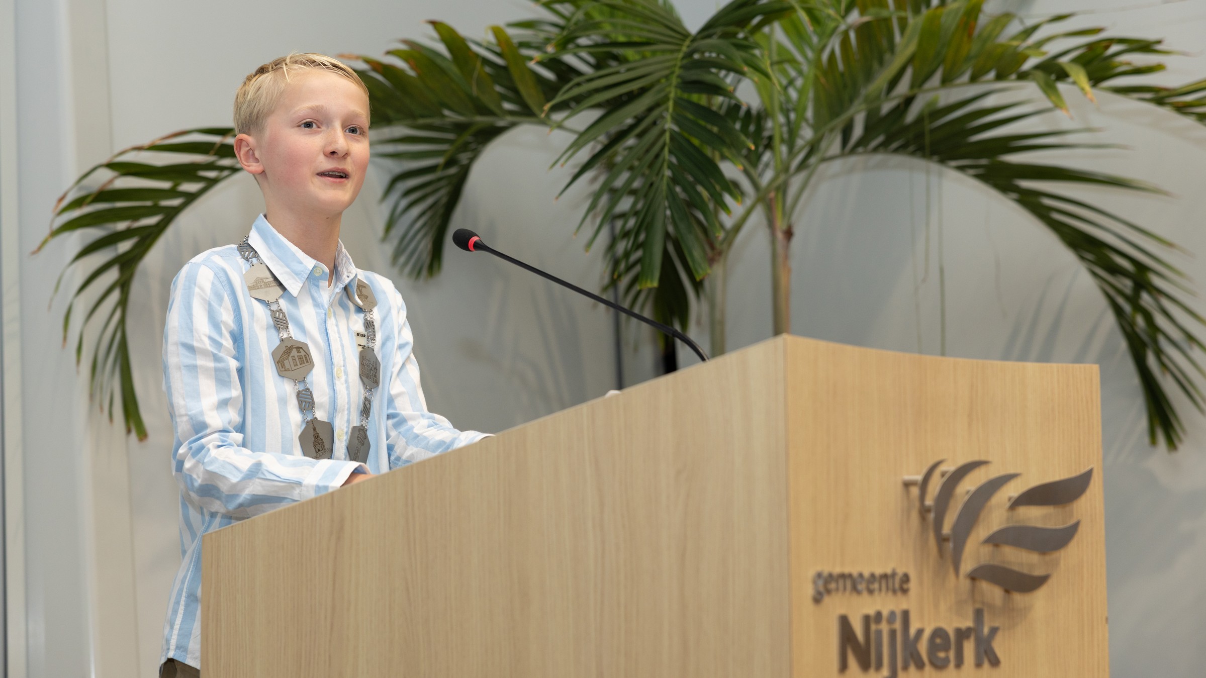 Foto: Bram (11) is de eerste kinderburgemeester van Nijkerk en krijgt een bijzonder aandenken