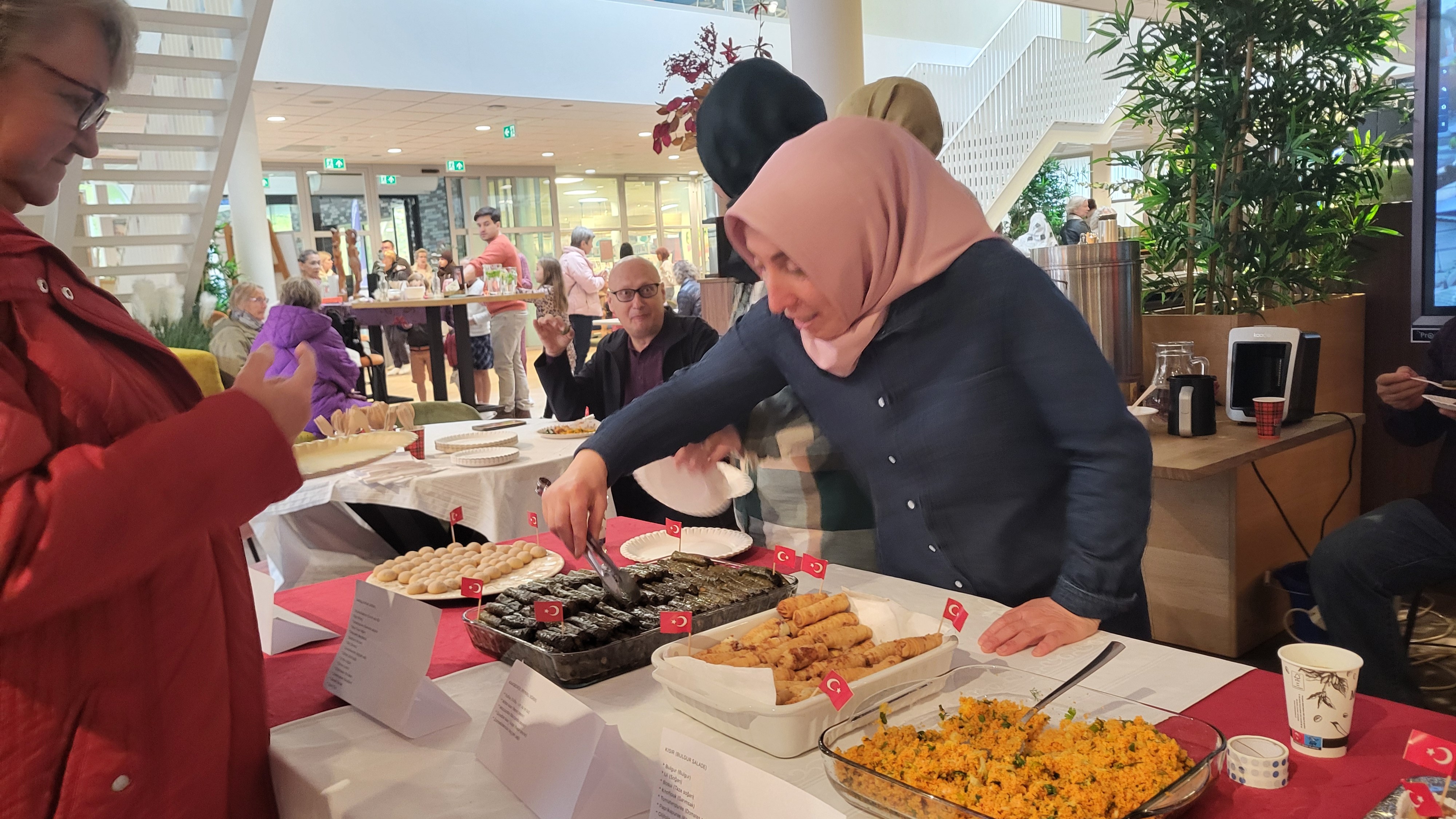 Foto: Meer verbinding door eten, dans en muziek