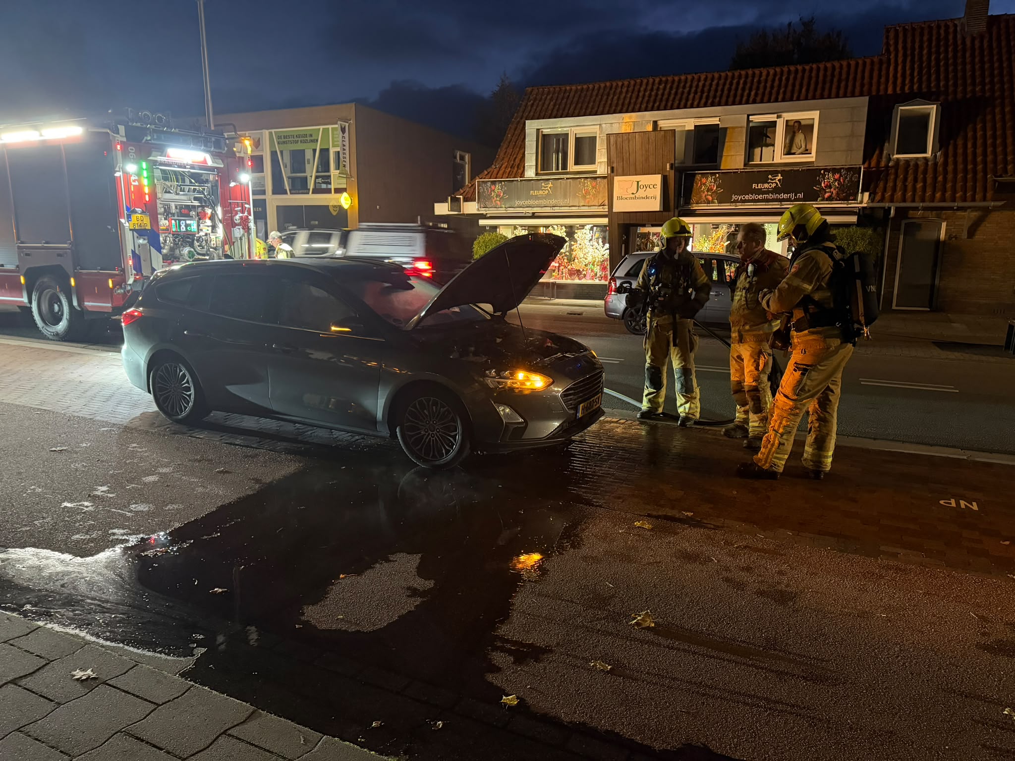 Foto: Omstanders grijpen in bij autobrand op Eperweg in ’t Harde