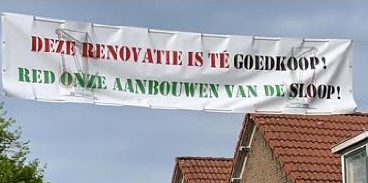 Foto: Bewoners Julianastraat protesteren met spandoeken