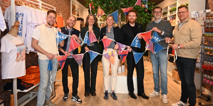 Foto: Wageningen 45 verwerkt oude vlaggen in nieuwe circulaire bevrijdingsvlaggen