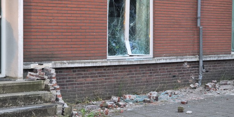 Foto: Auto ongeluk op havenafweg, auto vliegt tegen woning.