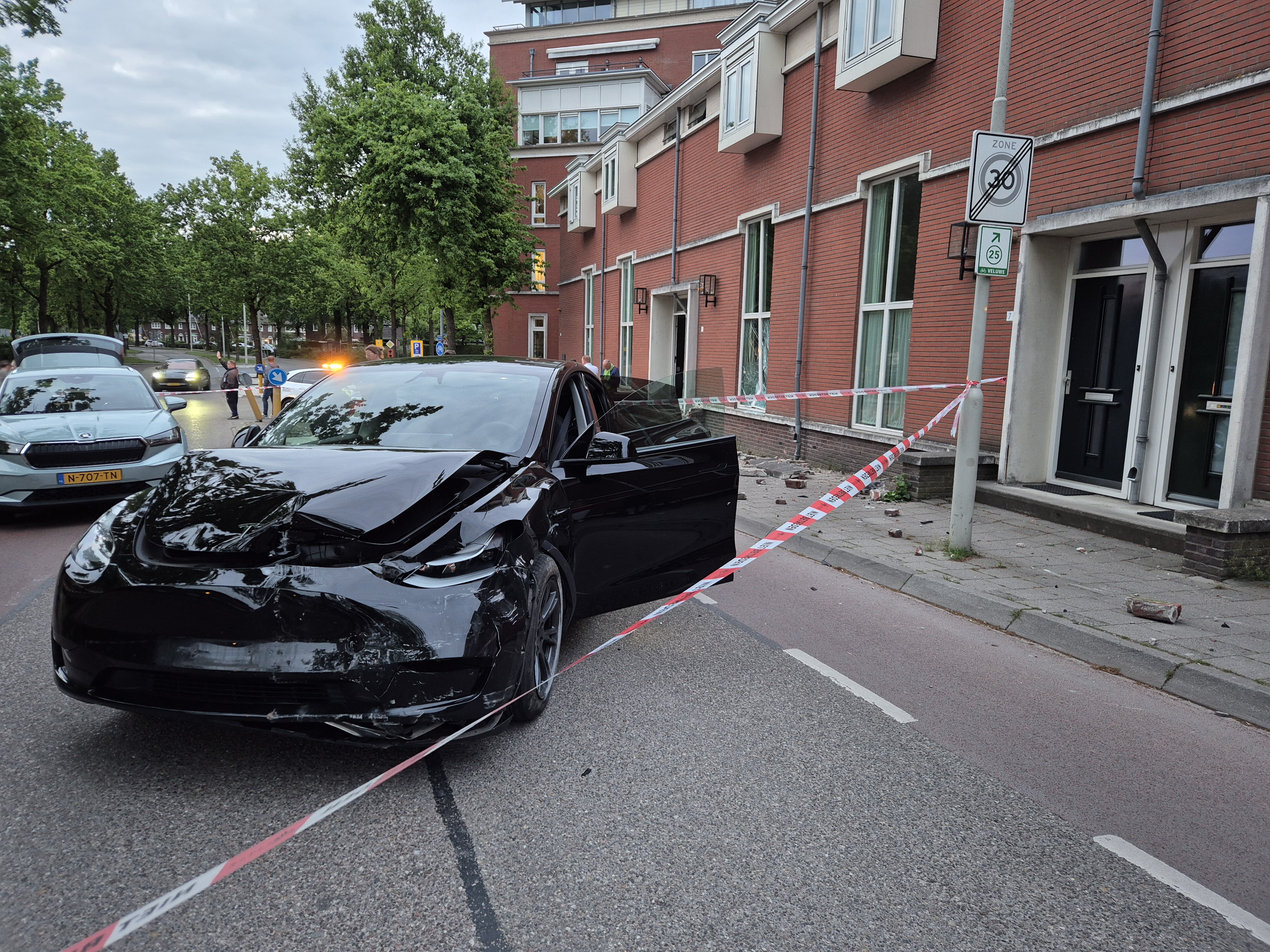 Foto: Auto ongeluk op havenafweg, auto vliegt tegen woning.
