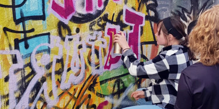Foto: Kinderen maken een groot graffiti-kunstwerk